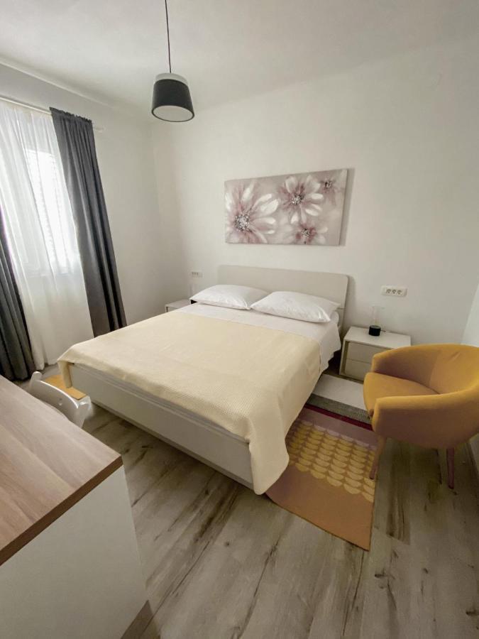 Apartments Happy Sukosan Exterior photo